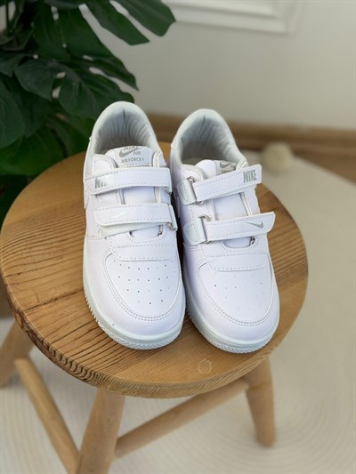 Beyaz Spor Logolu Ayakkabı