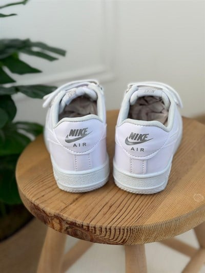 Beyaz Spor Logolu Ayakkabı