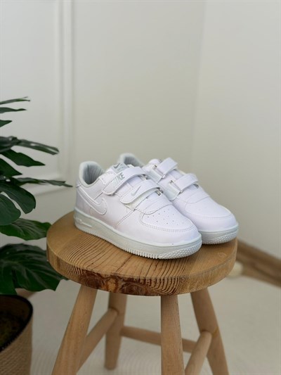 Beyaz Spor Logolu Ayakkabı