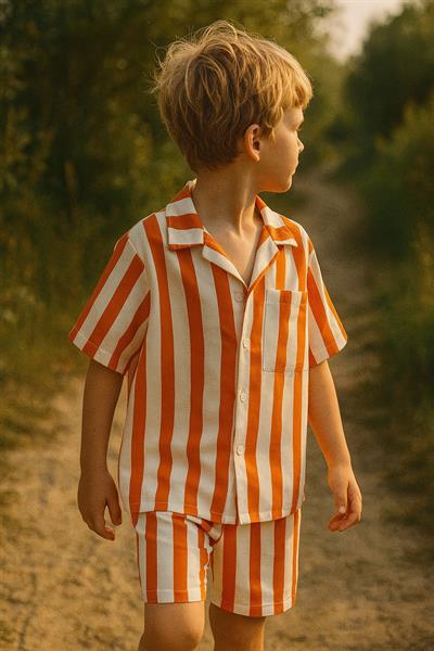 Çizgili Yaka Detaylı Şortlu Takım