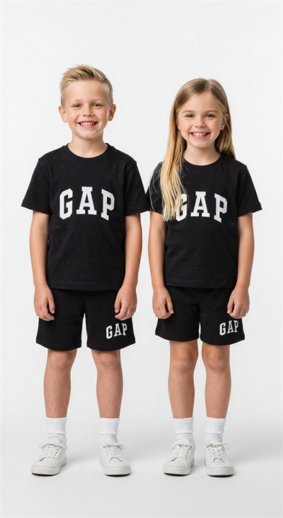 Siyah Üzeri Beyaz Gap Baskılı Şortlu Takım