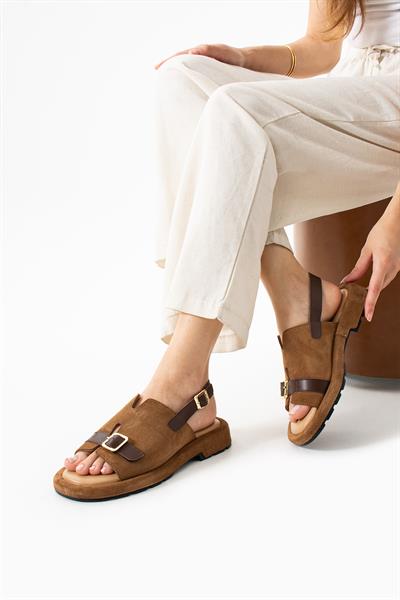AURA AKDIN HAKİKİ DERİ TOKA DETAYLI SANDALET CAMEL
