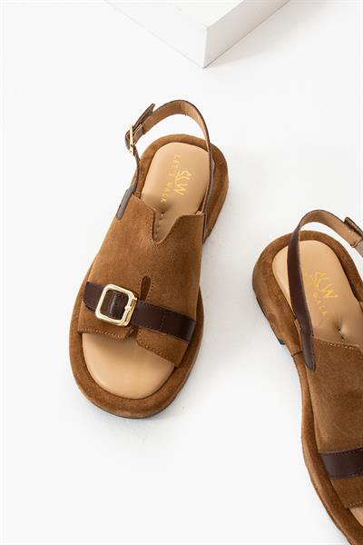 AURA AKDIN HAKİKİ DERİ TOKA DETAYLI SANDALET CAMEL