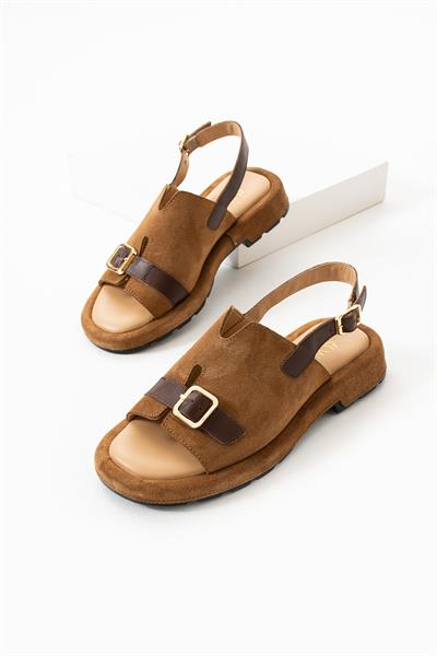 AURA AKDIN HAKİKİ DERİ TOKA DETAYLI SANDALET CAMEL