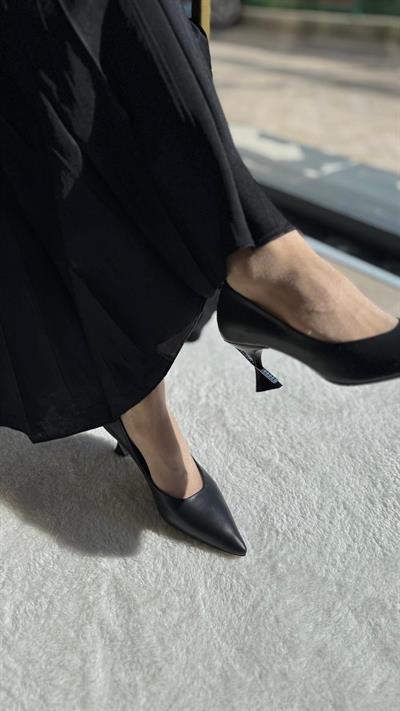 Topuk Detaylı %100 Hakiki Deri Stiletto Siyah