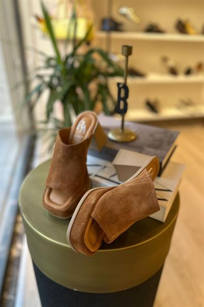 Yüksek Topuklu Önü Açık %100 Hakiki Deri Terlik Camel