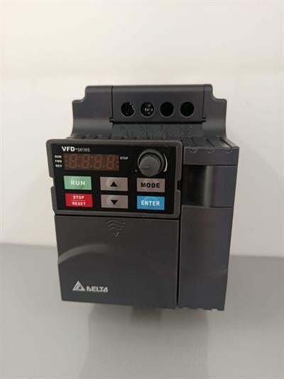 VFD022E21A Serisi 2,2 KW Tek Faz 220VAC Beslemeli Vektör Kontrol Motor Sürücüsü DELTA Marka