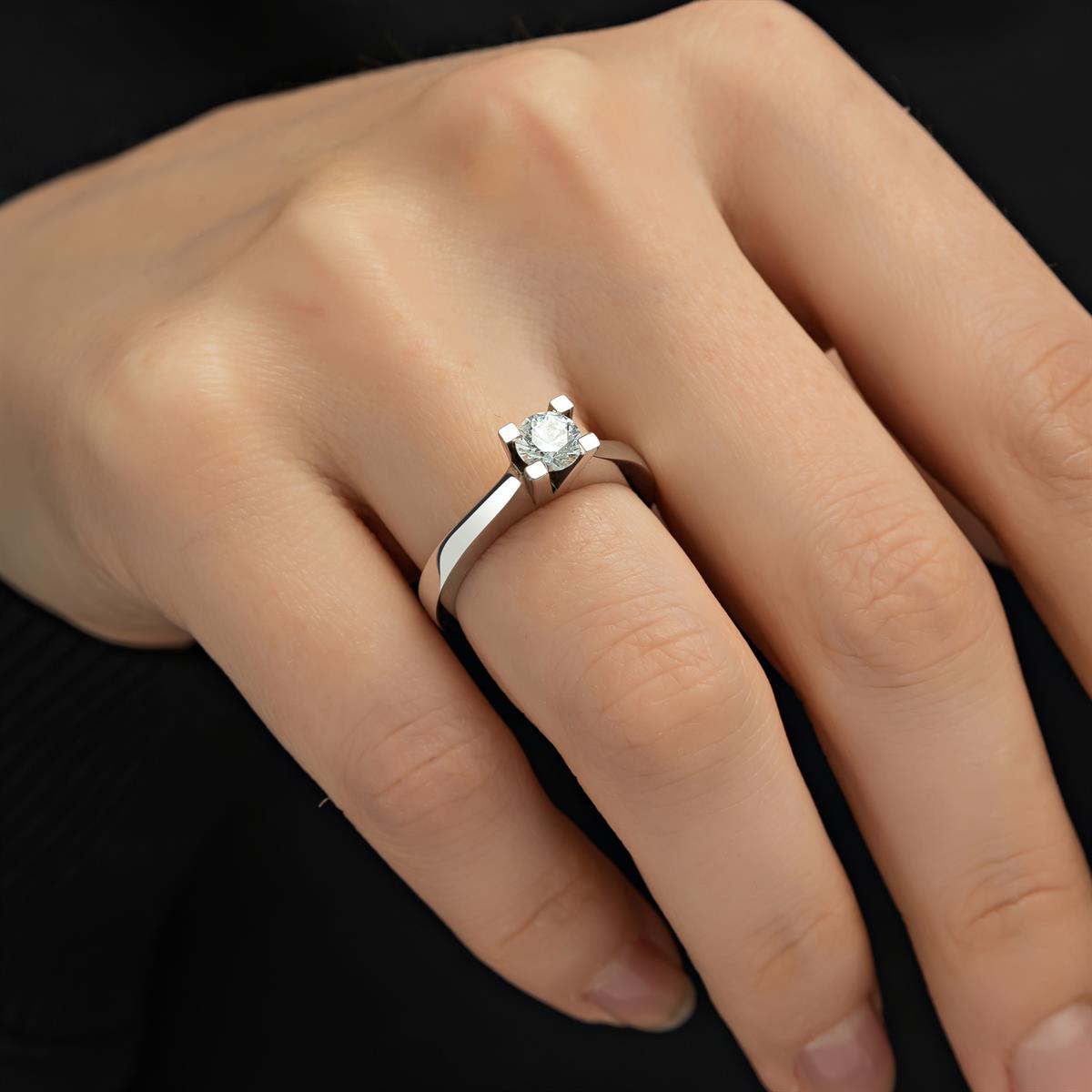 4 Tırnaklı Swarovski Taşlı 925 Gümüş Tektaş Yüzük