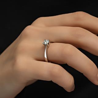 4 Tırnaklı Swarovski Taşlı 925 Gümüş Tektaş Yüzük