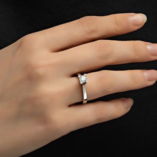 4 Tırnaklı Swarovski Taşlı 925 Gümüş Tektaş Yüzük