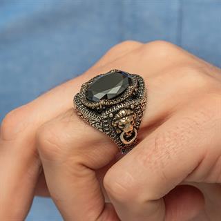 Aslan Kapı Tokmak Modeli Siyah Taşlı 925 Gümüş Yüzük