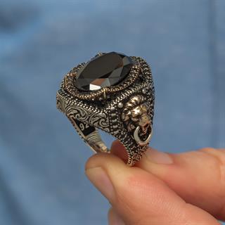 Aslan Kapı Tokmak Modeli Siyah Taşlı 925 Gümüş Yüzük