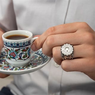 Cesaretiyle Yaşamayan Esaretiyle Ölür Yazılı 925 Gümüş Erkek Yüzük