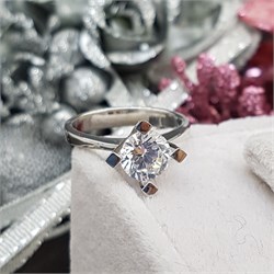 Swarovski Taşlı Gümüş Tektaş Yüzük