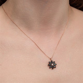Siyah Taşlı Lotus Kamelya Çiçeği 925 Gümüş Kadın Kolye