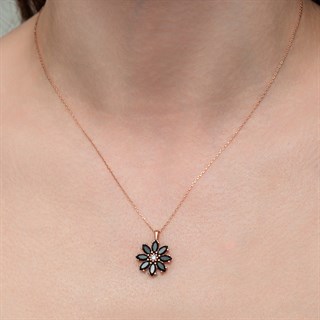 Siyah Taşlı Lotus Kamelya Çiçeği 925 Gümüş Kadın Kolye