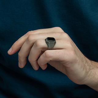 Siyah Oniks Taşlı Lale Desenli Gümüş Erkek Yüzük