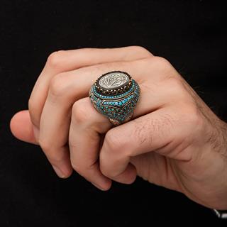 La Galibe İllallah Hat Yazılı Mavi Taşlı Gümüş Erkek Yüzük