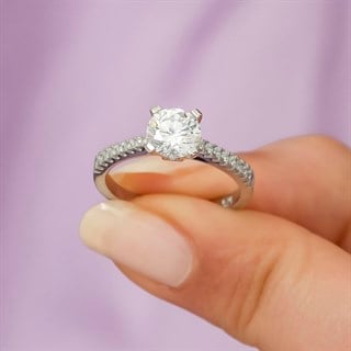 Zirkon Taşlı Tektaş Gümüş Bayan Yüzük