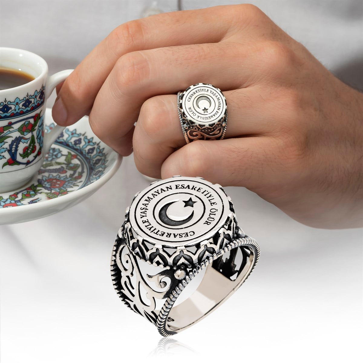 Cesaretiyle Yaşamayan Esaretiyle Ölür Yazılı 925 Gümüş Erkek Yüzük