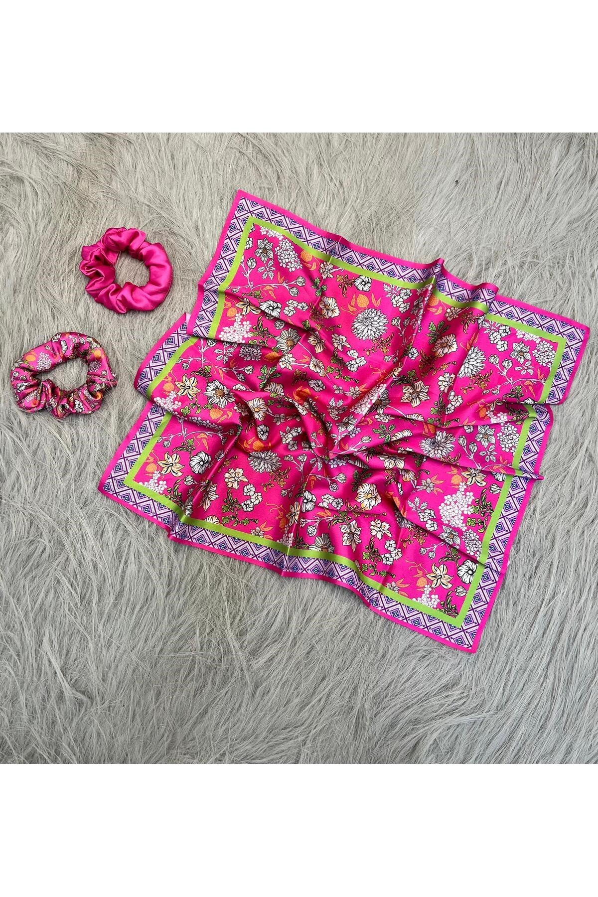 Kadın Dijital Baskılı Pembe Çiçek Fular & Simit Toka Seti – 1 Fular (48×48 cm) + 2 Simit Toka