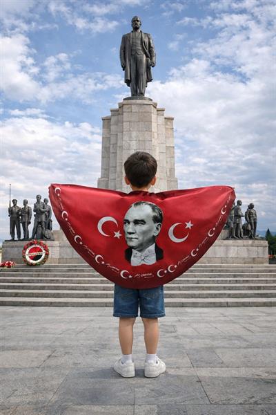 Tarzını Seç Atatürk Portre Bayraklı Pelerin Gösteri Kostümü 145x73cm