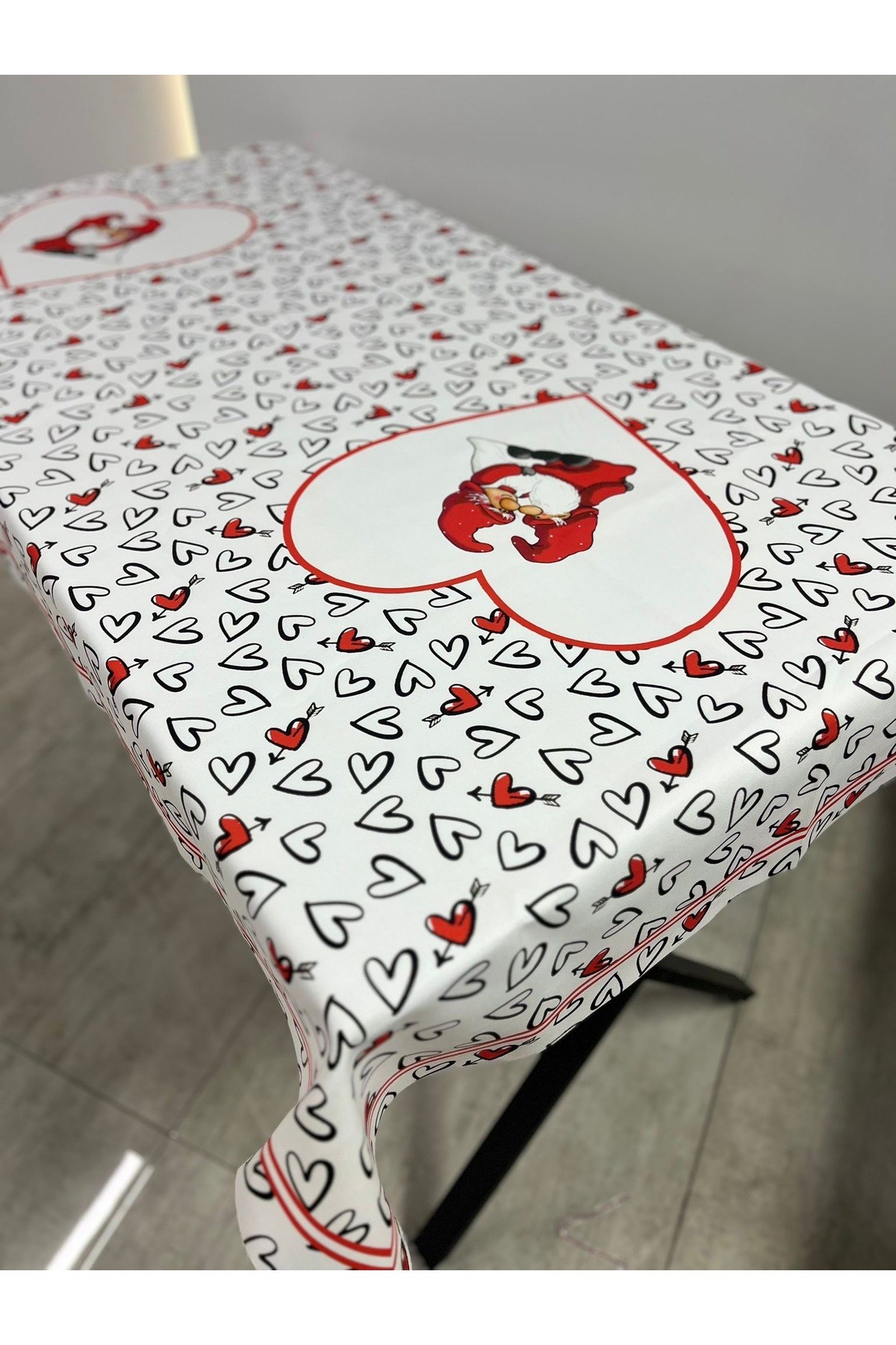 Dertsiz Masa Örtüsü Desenli Yemek Masası Örtüsü