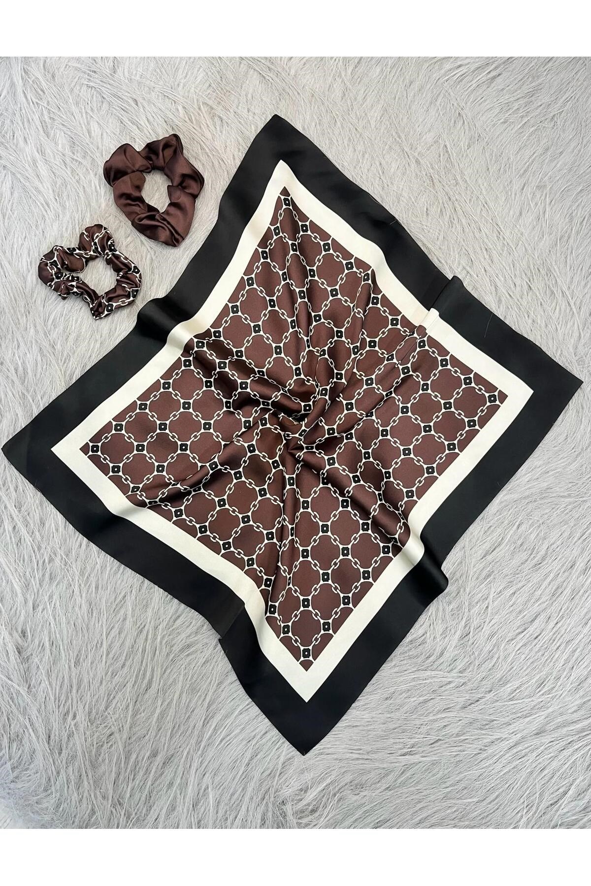 Kadın Dijital Baskılı Fendy Fular & Simit Toka Seti – 1 Fular (48×48 cm) + 2 Simit Toka