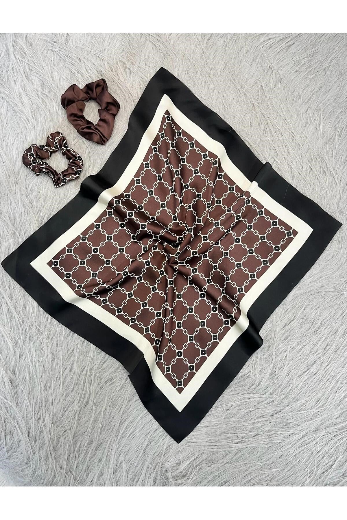 Kadın Dijital Baskılı Fendy Fular & Simit Toka Seti – 1 Fular (48×48 cm) + 2 Simit Toka