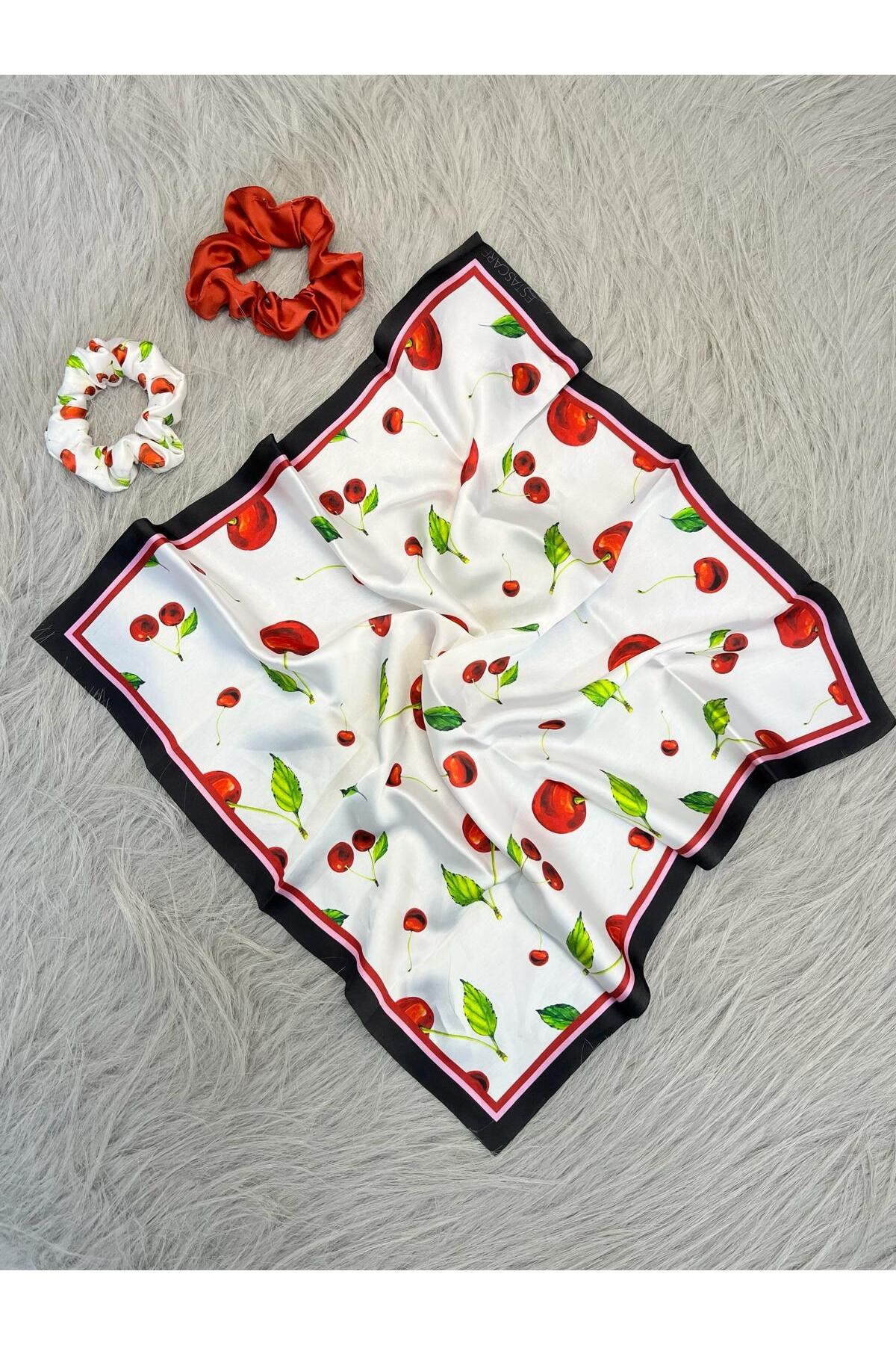 Kadın Dijital Baskılı Kiraz Fular & Simit Toka Seti – 1 Fular (48×48 cm) + 2 Simit Toka