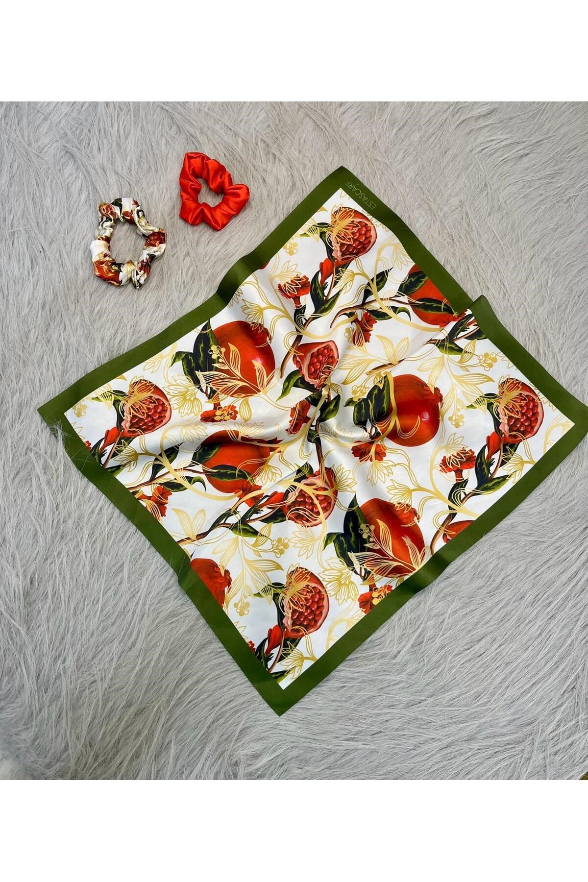 Kadın Dijital Baskılı Nar Fular & Simit Toka Seti – 1 Fular (48×48 cm) + 2 Simit Toka