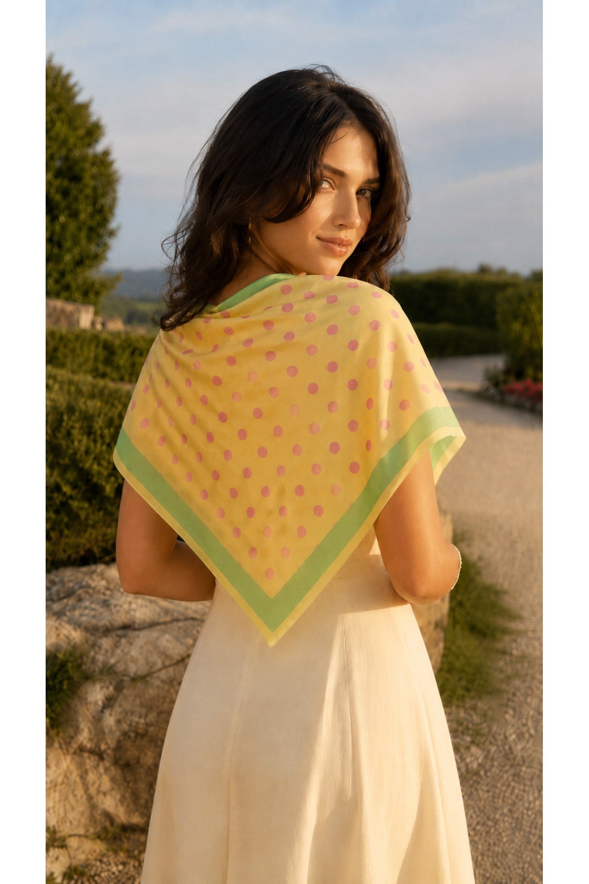 Premium Bordürlü Puantiye Üçgen Fular – Siyah Beyaz 46x127cm