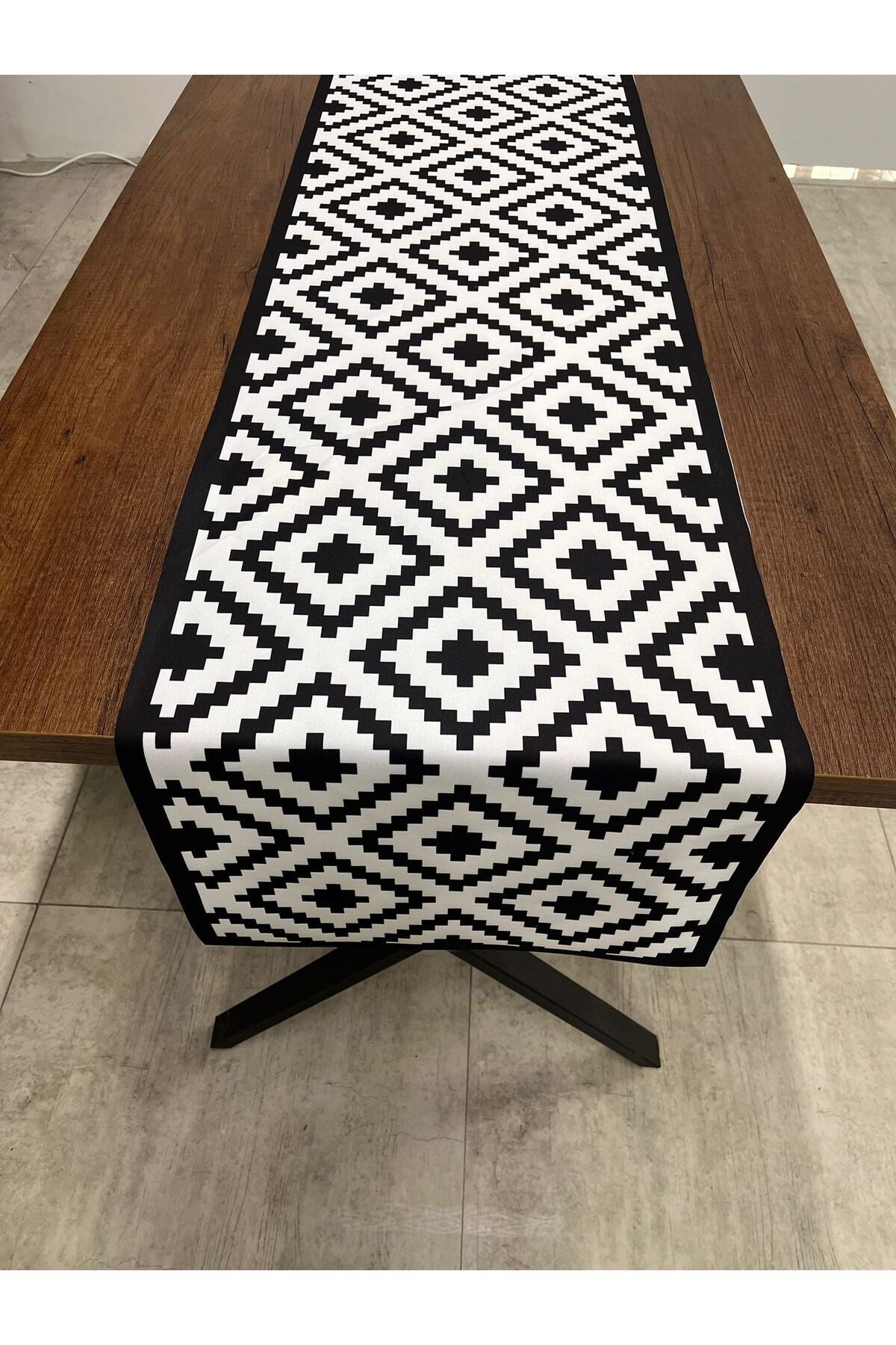Siyah Beyaz Desenli Runner Örtüsü 40 X 140