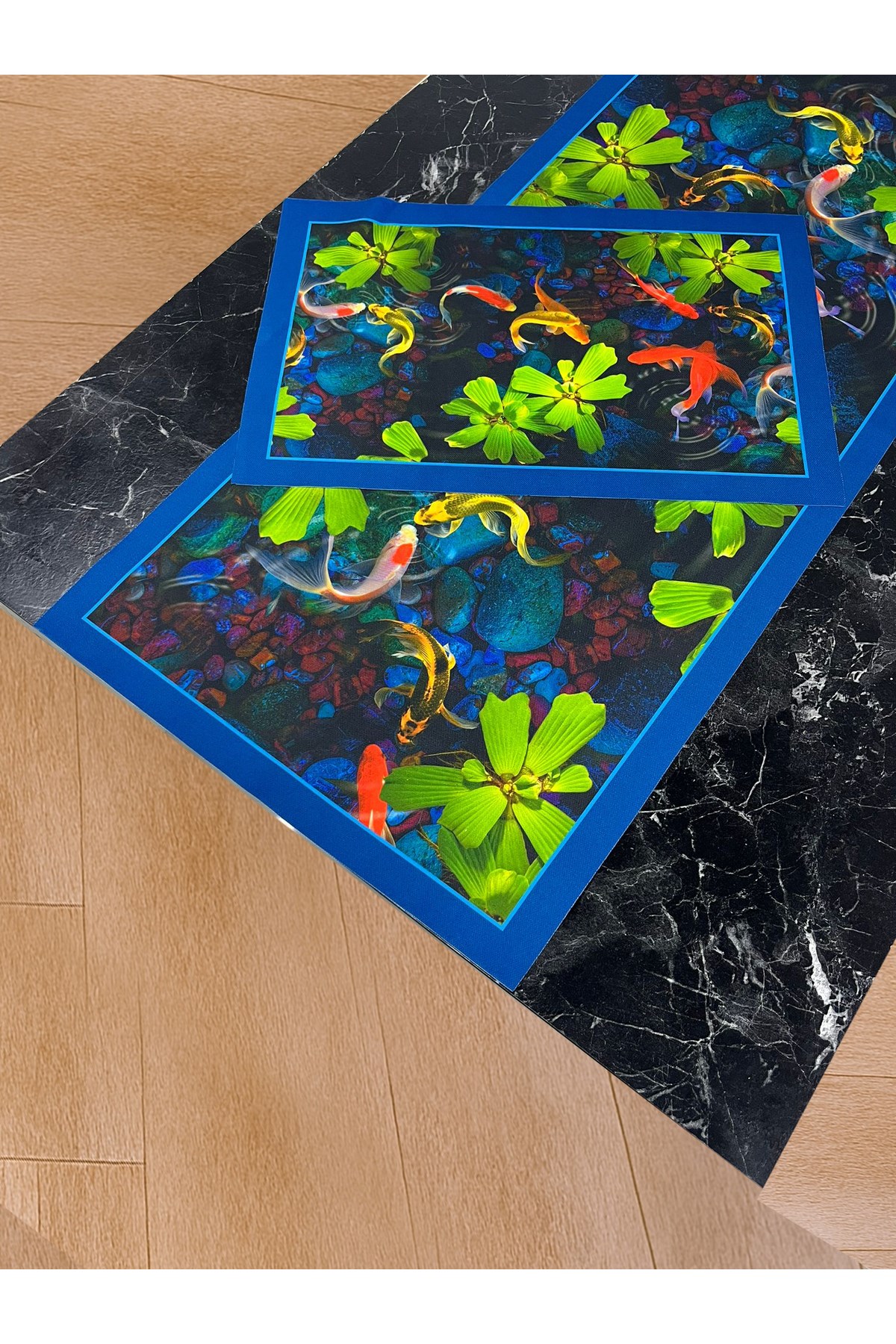 Su Bahçesi – 3D Balık ve Nilüfer Desenli Masa Runner & 4’lü Supla Takımı