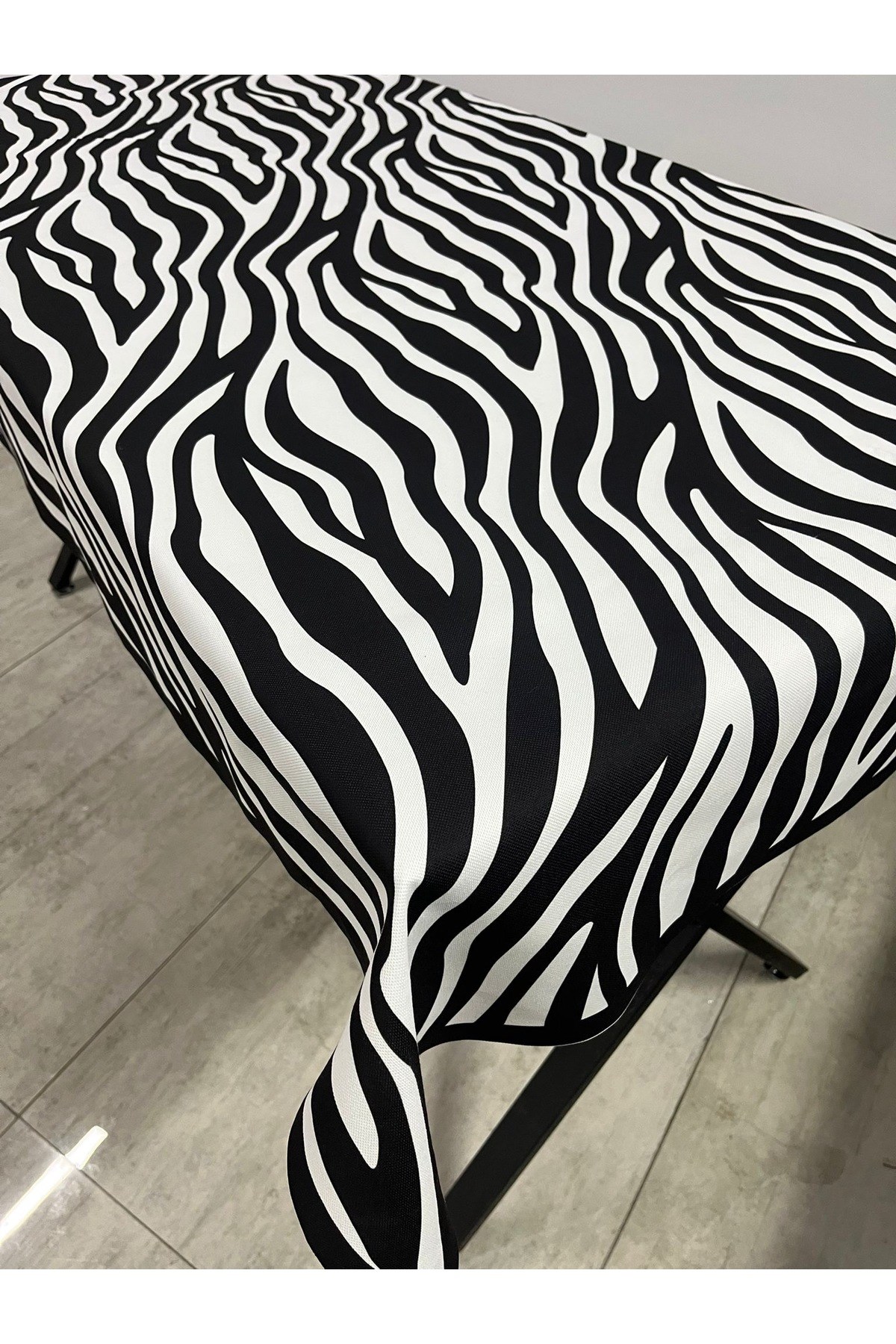Zebra Desenli Dertsiz Masa Örtüsü Yemek Takımı Örtü