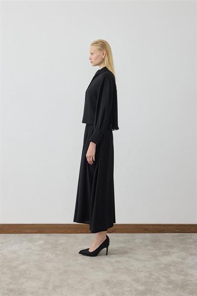 MİORİ LİNZA PLİSE GÖMLEKLİ ETEKLİ KREP TAKIM SİYAH