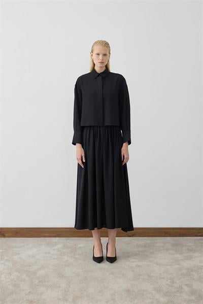 MİORİ LİNZA PLİSE GÖMLEKLİ ETEKLİ KREP TAKIM SİYAH