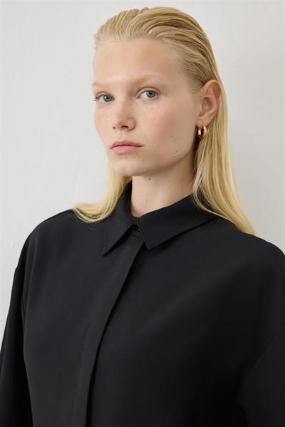 MİORİ LİNZA PLİSE GÖMLEKLİ ETEKLİ KREP TAKIM SİYAH