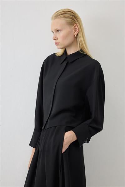 MİORİ LİNZA PLİSE GÖMLEKLİ ETEKLİ KREP TAKIM SİYAH