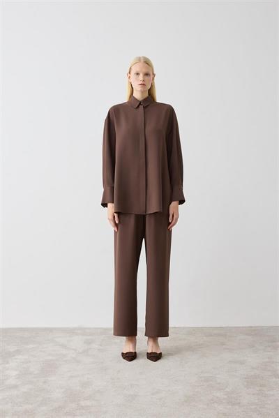 MİORİ LİNZA PLİSE GÖMLEKLİ PANTOLONLU KREP TAKIM KAHVE