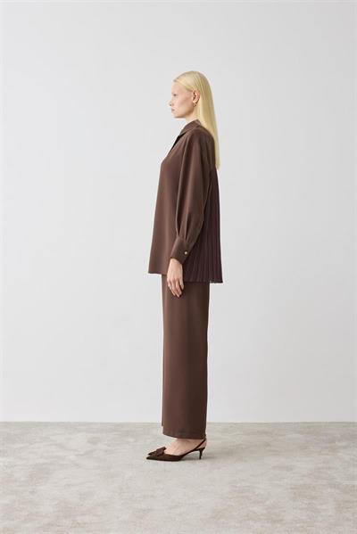 MİORİ LİNZA PLİSE GÖMLEKLİ PANTOLONLU KREP TAKIM KAHVE