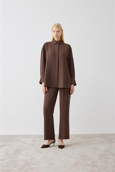 MİORİ LİNZA PLİSE GÖMLEKLİ PANTOLONLU KREP TAKIM KAHVE