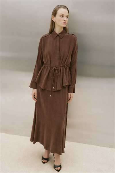 MİORİ NANTES TAŞLANMIŞ İPEK ETEKLİ TAKIM KAHVE