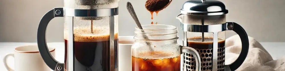 Buzlu filtre kahve yapımı için French press ve bardaklarda buzlu kahve