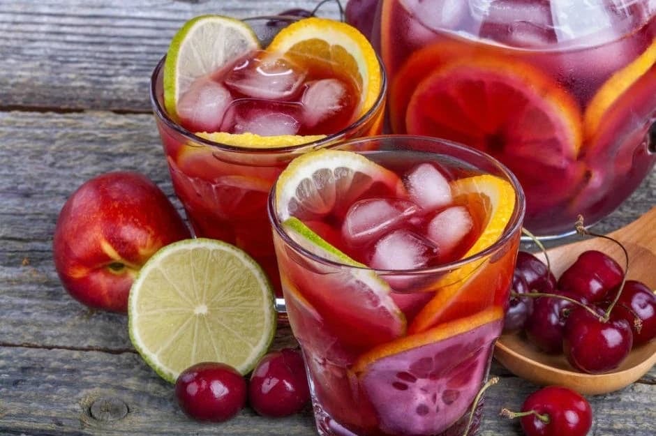 Çay demleme püf noktalarıyla hazırlanmış narenciyeli buzlu meyve çayı