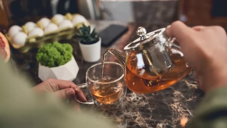 Çay demleme püf noktaları için cam demlikten bardağa çay servisi