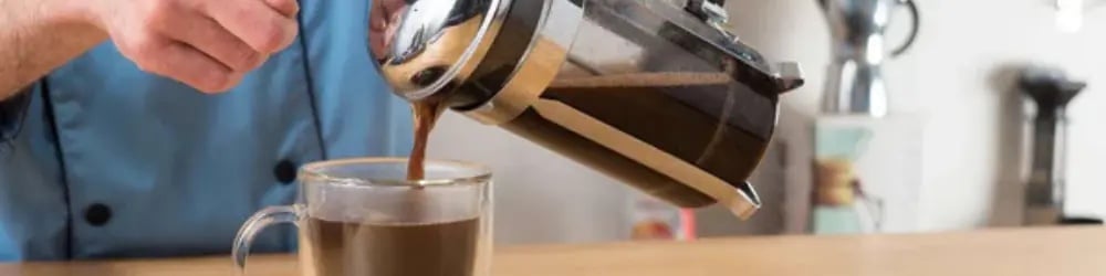 French press'te yapılan filtre kahvenin bardağa dökülüşü