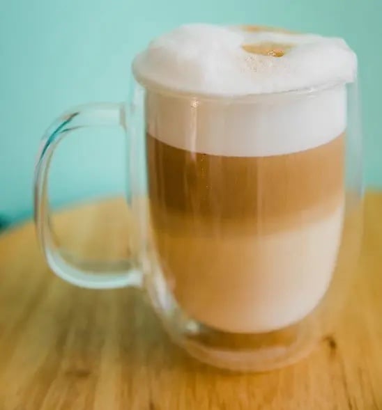 Irish cream ile yapılabilecek içeceklerden cam kupada katmanlı latte macchiato