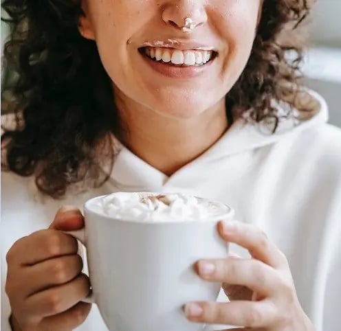 Irish cream ile yapılabilecek içeceklerden marşmelovlu kremalı içecek tutan kadın