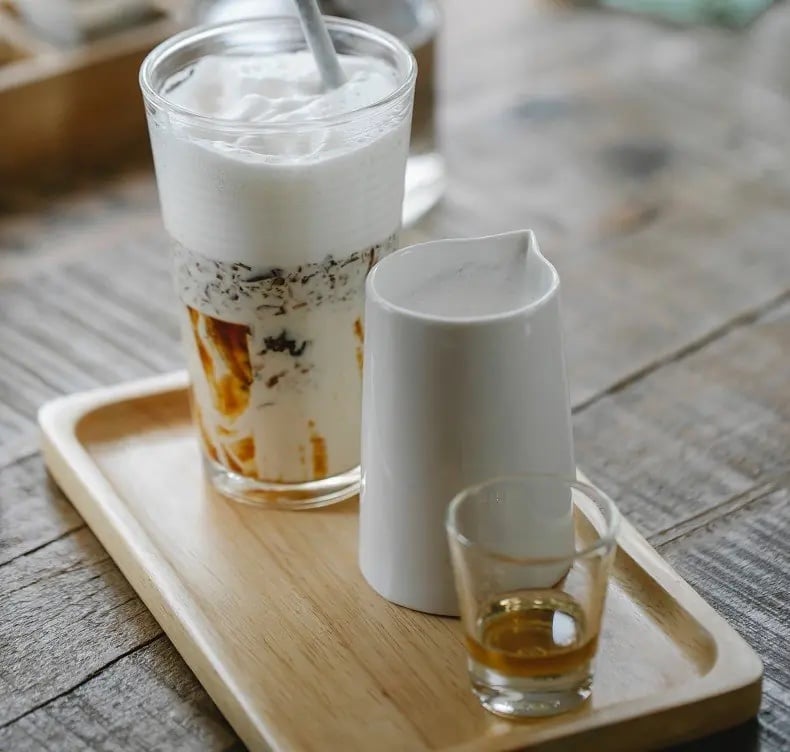 Irish cream ile yapılabilecek içeceklerden tepside katmanlı buzlu kahve